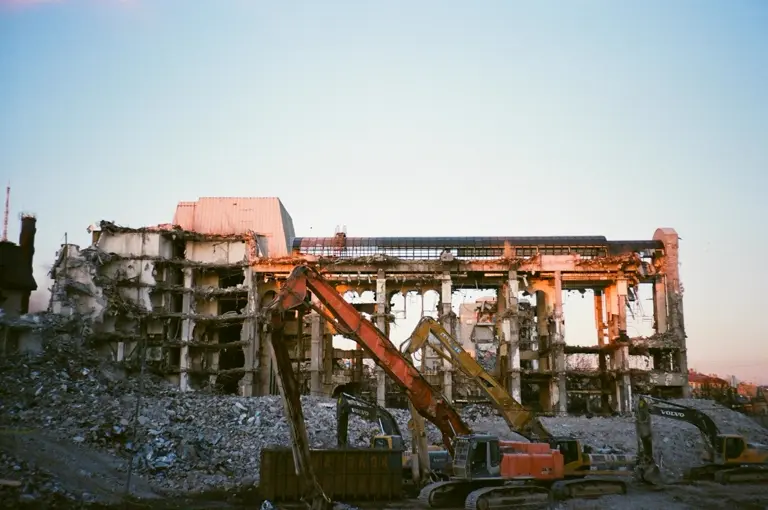 Abbruch Berlin — kontrollierter Teilrückbau eines Gebäudes