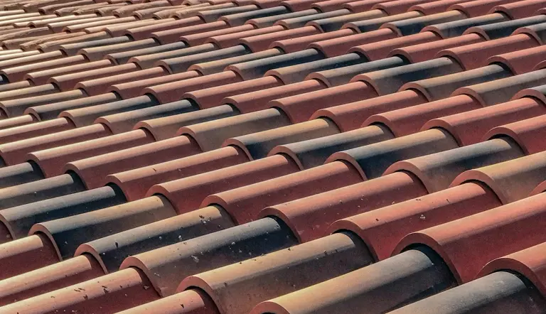 Dachdecker Berlin — Nahaufnahme einer Neueindeckung mit Dachziegeln