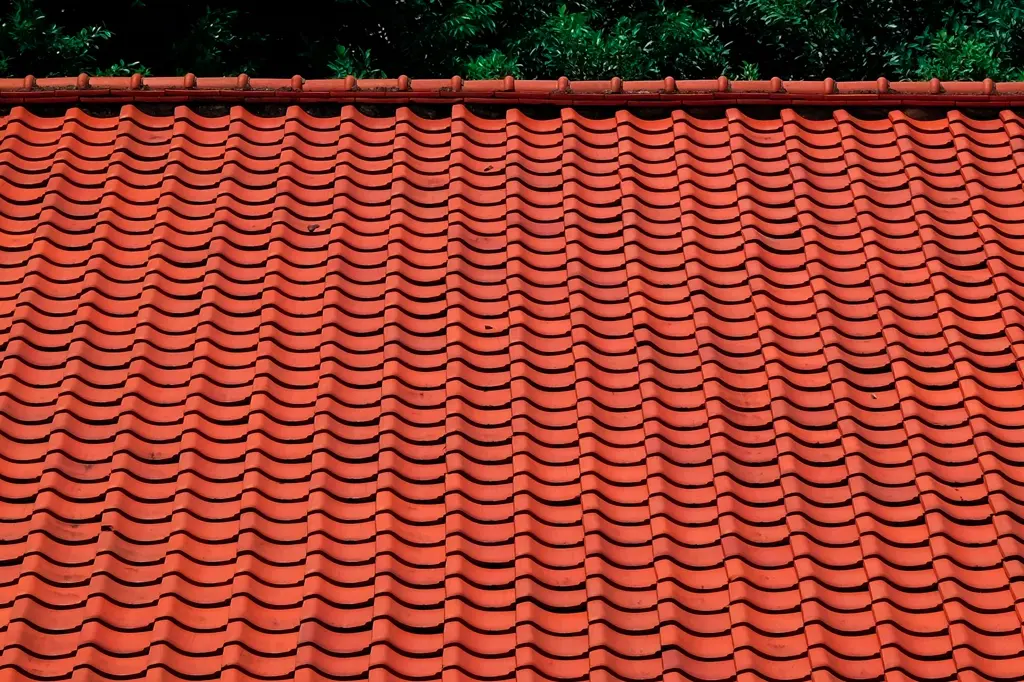 Dachdecker Berlin — Nahaufnahme roter Tonziegel auf einem Steildach
