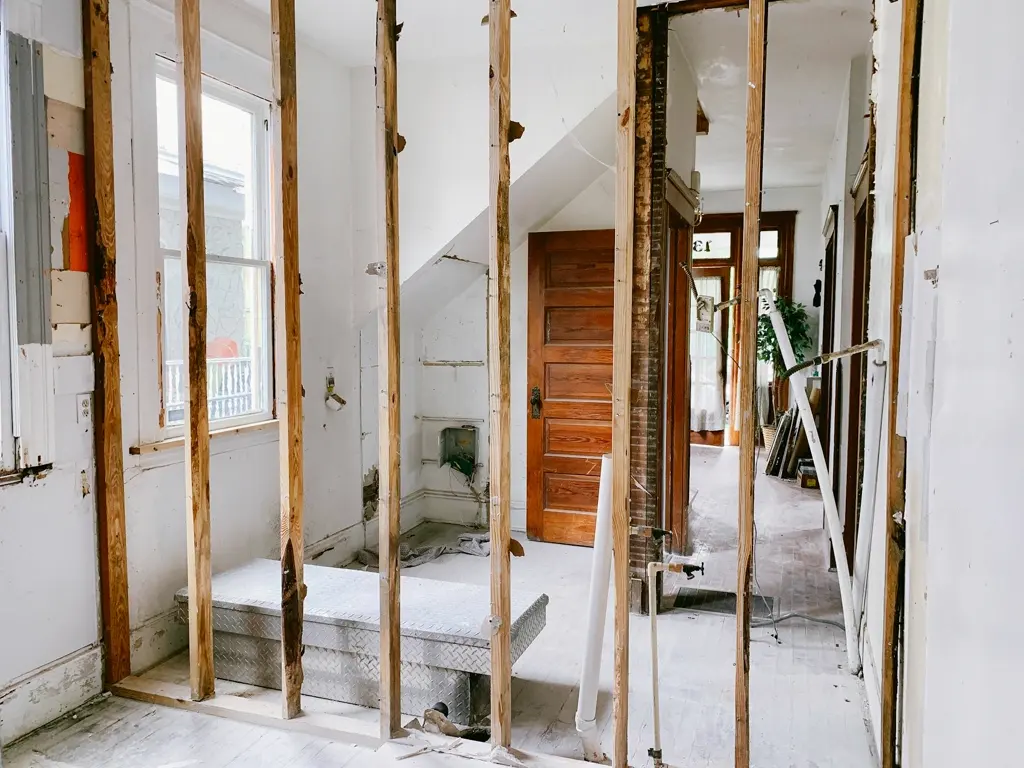 Holz- und Bautenschutz Berlin — Sanierungsarbeiten an freigelegten Holzbalken